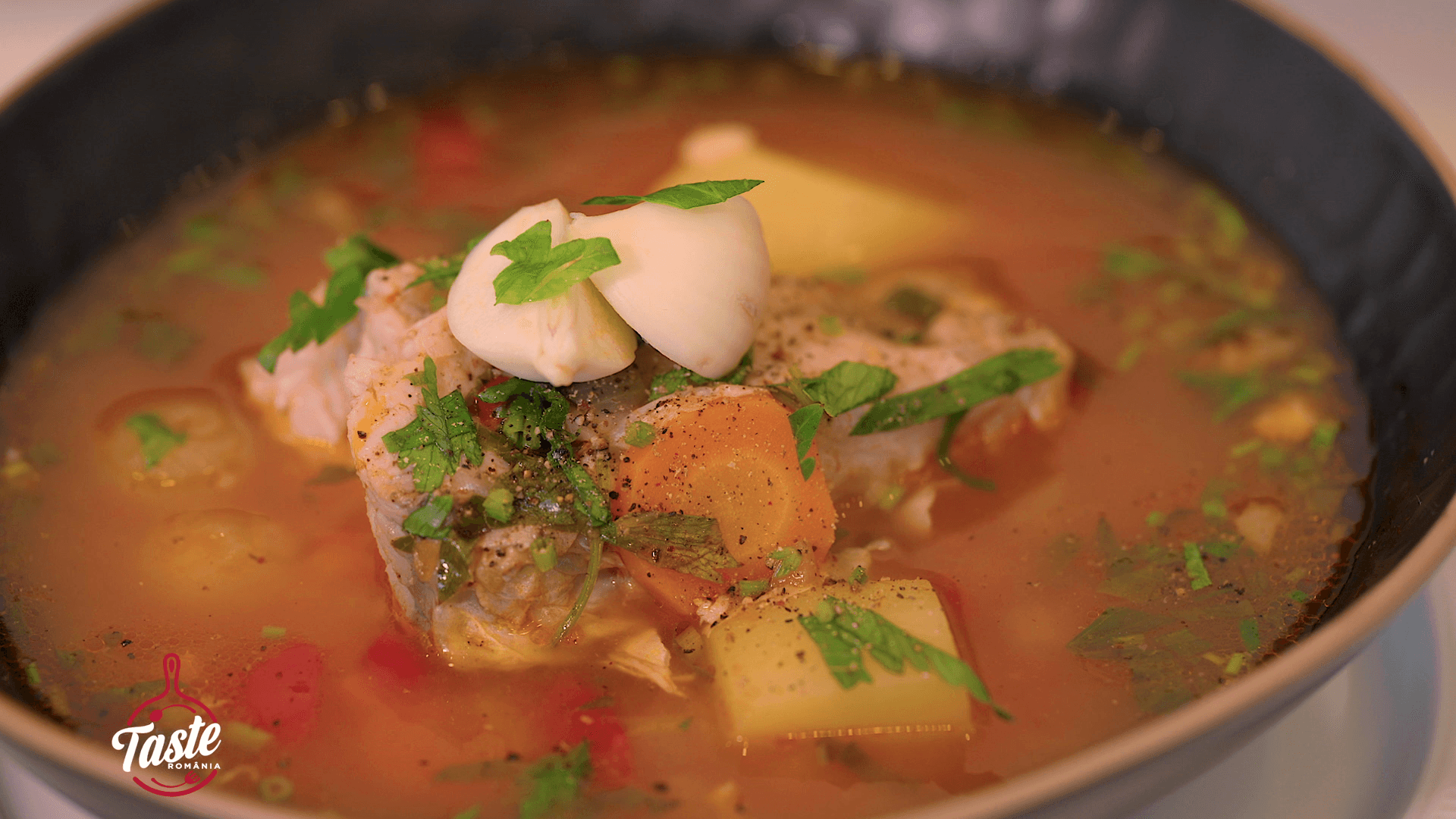 ciorbă de pește într-un bol