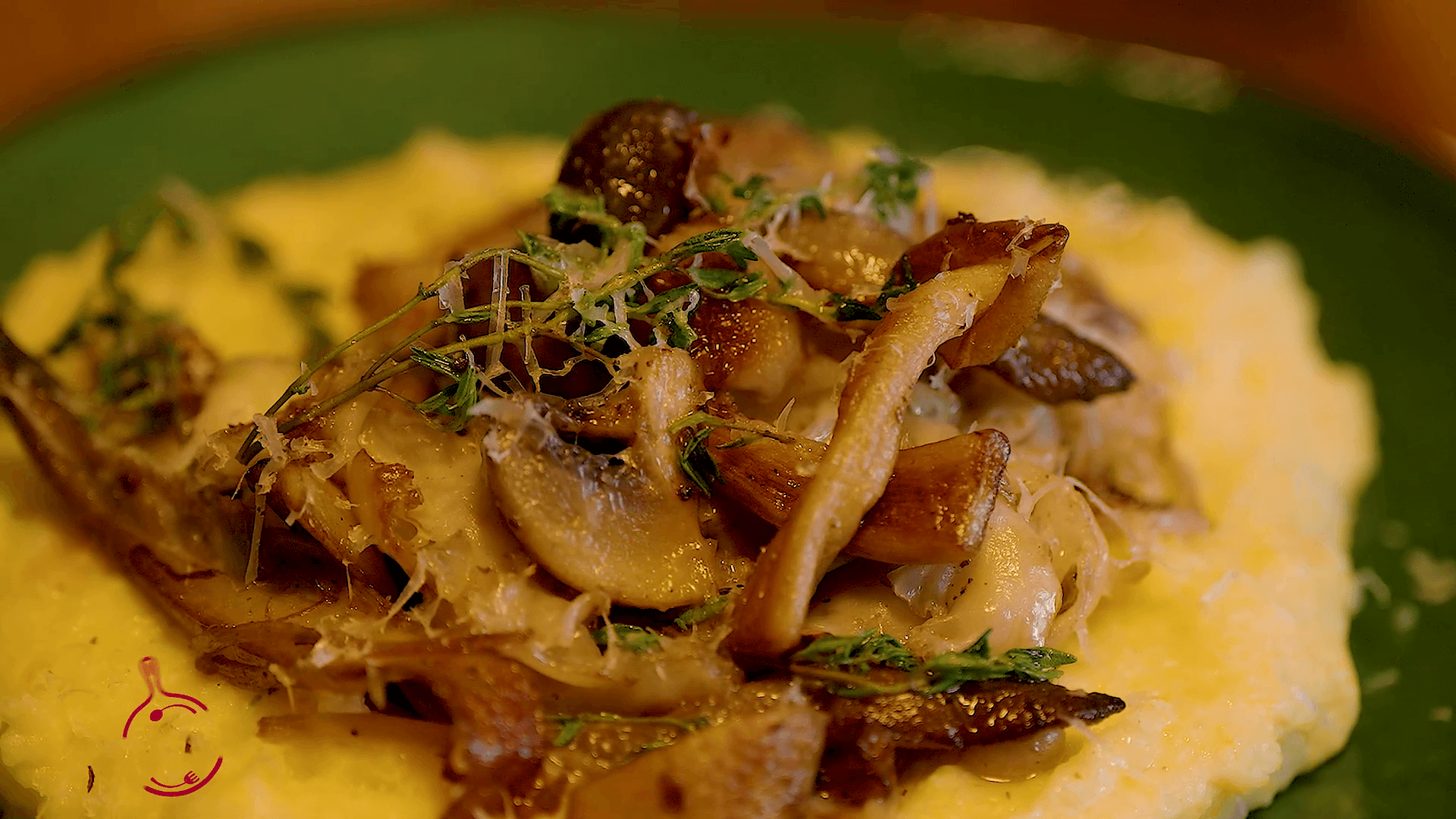 Mămăligă cu ciuperci și parmezan într-o farfurie