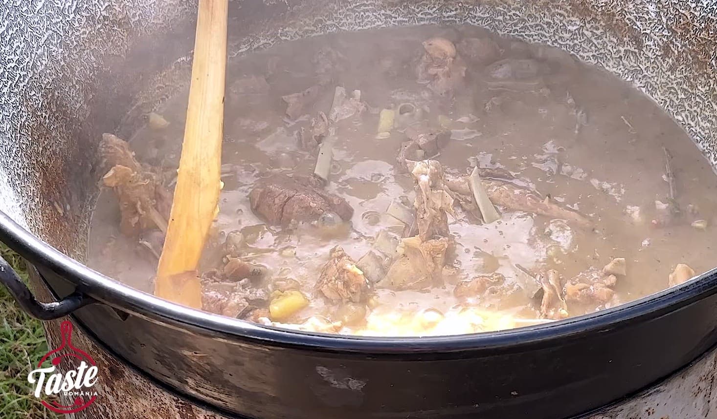 Tocană ciobănească de oaie într-un ceaun
